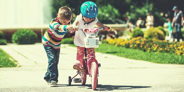 Los niños y la bicicleta